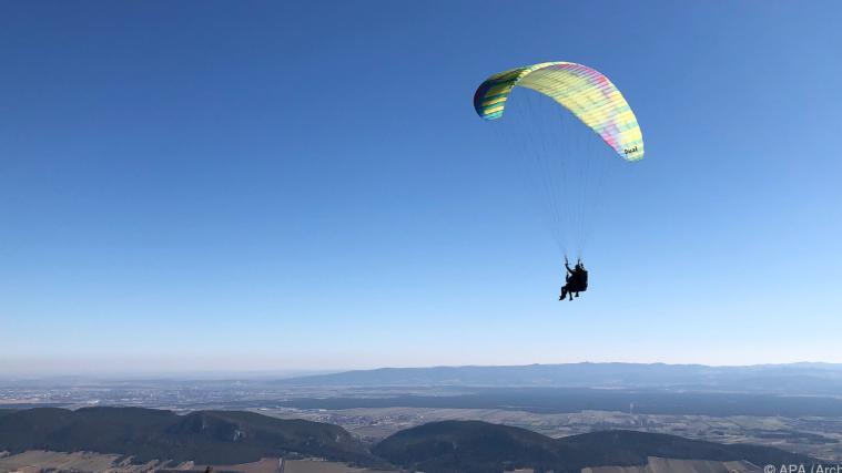 Ein Paragleiter in Aktion.