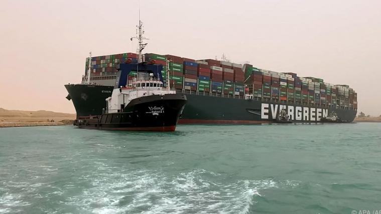 Ein Schiff blockiert eine der wichtigsten Handelsrouten der Welt.
