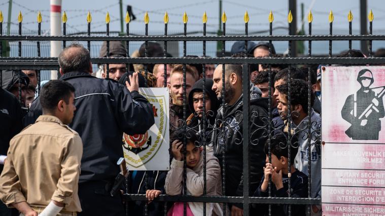 Flüchtlinge im türkischen Izmir warten an der Station der Küstenwache, nachdem sie beim Versuch die griechische Insel Lesbos zu erreichen abgefangen wurden.