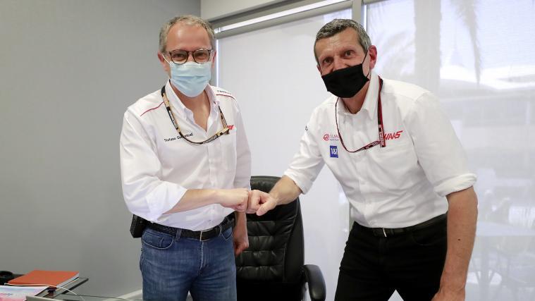 Formel-1-Chef Stefano Domenicali (links) ist sich mit Günther Steiner (rechts) einig: 2022 kommt die Formel 1 nach Südtirol.