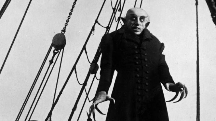 Friedrich Wilhelm Murnaus Film aus dem Jahr 1922 ist nicht nur eines der wichtigsten Werke des deutschen Expressionismus. Der Stummfilm führte auch einen Archetyp des modernen Horrorfilms in die Filmgeschichte ein: den Vampir.