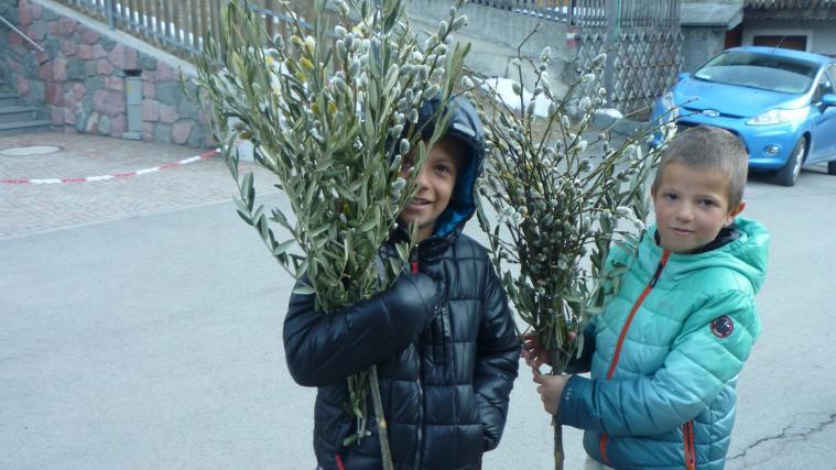 Für das Binden des Palmbesen gibt es im Sarntal auch heute noch genaue Richtlinien. Im Bild Max und Willi mit ihren Palmbesen.
