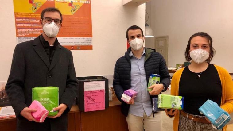 Gemeinderat Matthias Cologna mit Filippo Badolato (Volt) und Jess Delves (PSI) im Moment der Übergabe der Menstruationsprodukte im Spazio 77 in der Bozner Dalmatienstraße 77.