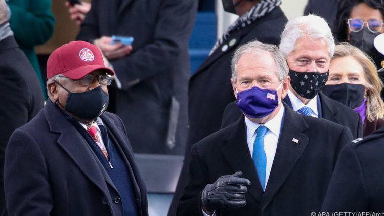George W. Bush (M.) und Bill Clinton (r.) bei der Angelobung Bidens.