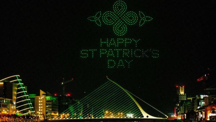 Hunderte Drohnen kreieren anlässlich des St. Patrick's Day in Irland eine Lichtershow, hier über der Samuel Beckett Brücke in Dublin.