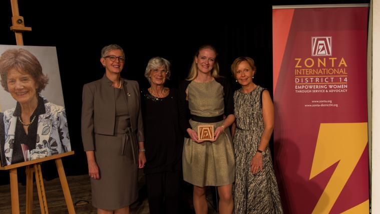 im Bild von links Elisabeth Thaler, Marlene Kerer, Preisträgerin 2017 Andrea Fleckinger und Präsidentin Monika Delmonego Huber. Ganz links ein Foto der 2015 gestorbenen Kathi Trojer.