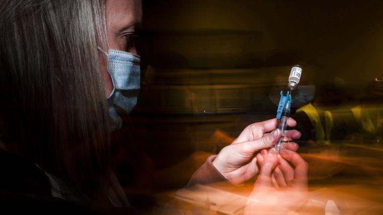 In der EU sind bisher Covid-19-Impfstoffe von Biontech/Pfizer, Moderna und AstraZeneca zugelassen. Auch hier gab es Lieferverzögerungen. Der Herstellungsprozess ist komplex, die Einrichtungen dafür begrenzt und bei Bestandteilen gibt es Versorgungsengpässe.