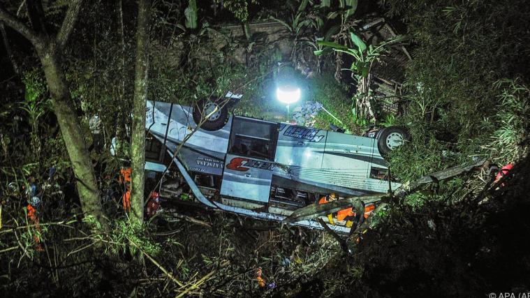 In Indonesien stürzte ein Schulbus in eine Schlucht.