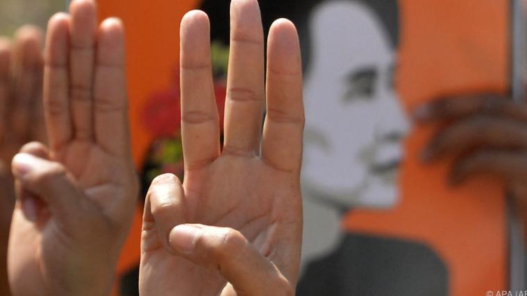 In Myanmar muss sich die entmachtete De-facto-Regierungschefin Aung San Suu Kyi vor Gericht verantworten.
