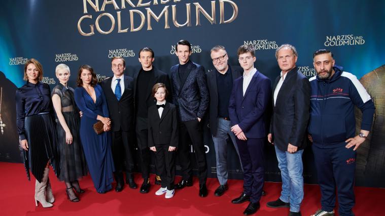 Inmitten ihrer Schauspielkollegen: Emilia Schüle, zweite von links.