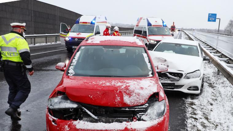 Insgesamt waren 34 Fahrzeuge in den Unfall verwickelt.