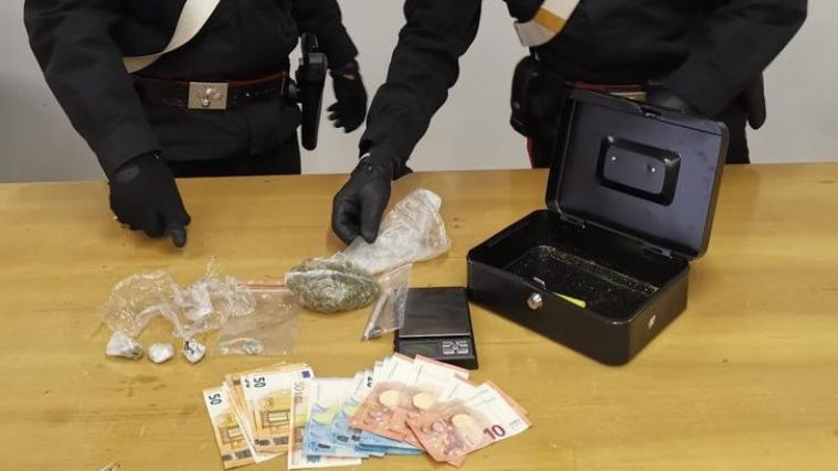 Knapp 30 Gramm Drogen sowie rund 800 Euro in bar stellten die Carabinieri sicher.