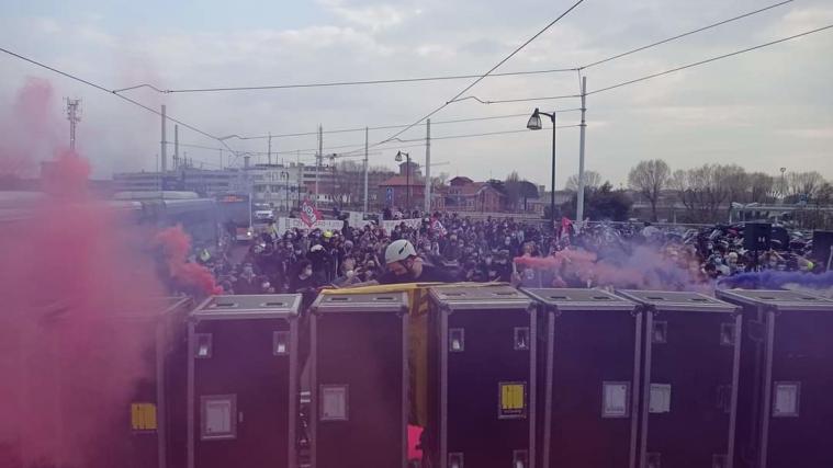 Kunstschaffende protestieren gegen die Schließung von Theater, Konzertsäle und Opernhäuser.