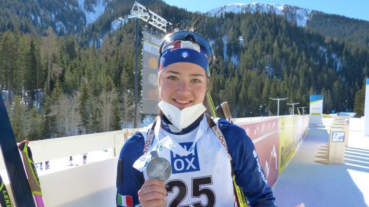 Lina Zingerle freut sich über Silber.