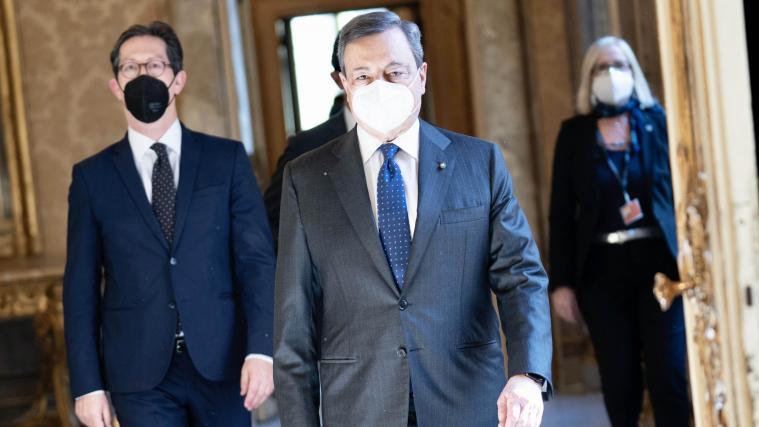 Mario Draghi (vorne) hat am Dienstagabend ein neues Corona-Dekret unterzeichnet.