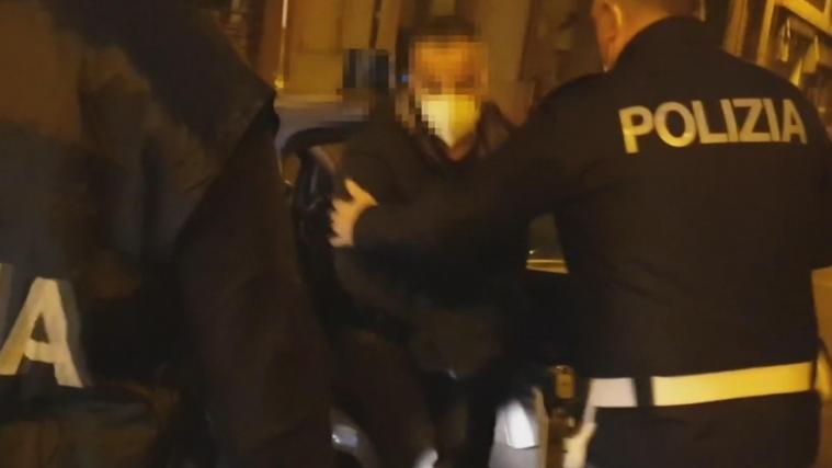 Mindestens 5 Verdächtige wurden verhaftet und 2 weitere unter Hausarrest gestellt.