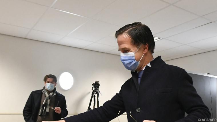 Niederlande-Wahl: Premier Mark Rutte bei Stimmabgabe.