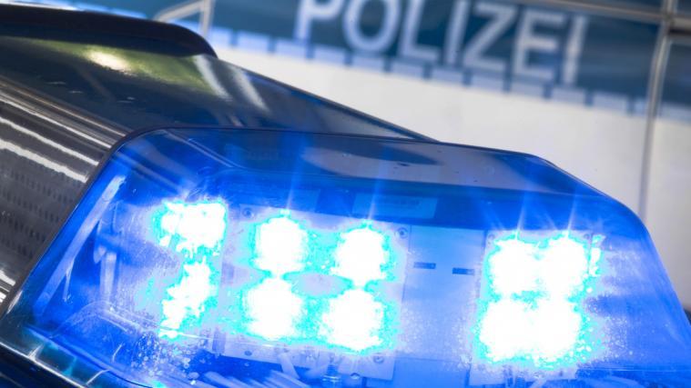 Obwohl er sich selbst mit einem Blaulicht ausgestattet hatte, musste sich der 21-Jährige schlussendlich doch dem Signal der Polizei beugen.