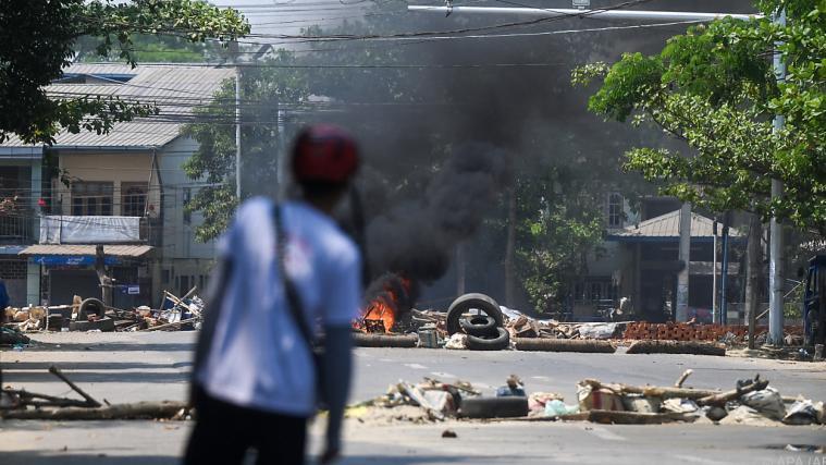 Proteste in Yangon nach Militärputsch.