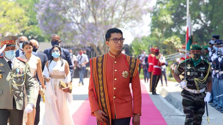 Rajoelina setzt in der Corona-Bekämpfung auf einen Kräutertrunk/Archiv.
