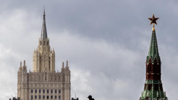 Russische Sicherheitskräfte haben bei einer Razzia in der Hauptstadt Moskau eine Versammlung der Opposition aufgelöst und mehrere Menschen festgenommen.