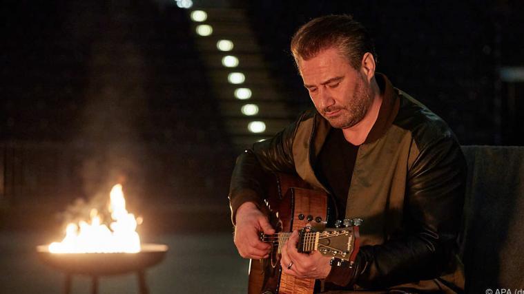 Sänger Sasha gab ein Konzert für einen einzelnen Fan in der großen Halle.