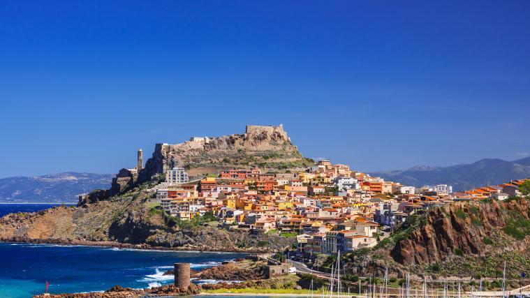 Sardinien ist ein beliebtes Urlaubsziel. Mehrere Tourismusverantwortliche wollen in Kürze über das weitere Vorgehen beim „Grünen Pass“ diskutieren. Reisen solle dadurch wieder möglich werden.