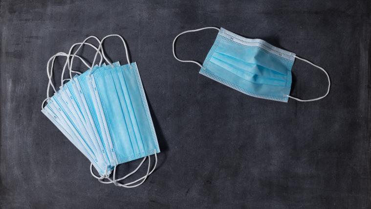 Schon gewöhnliche Hygienemasken verwehren den Pollen das Durchkommen.