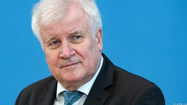 Seehofer bewertete Lage neu.