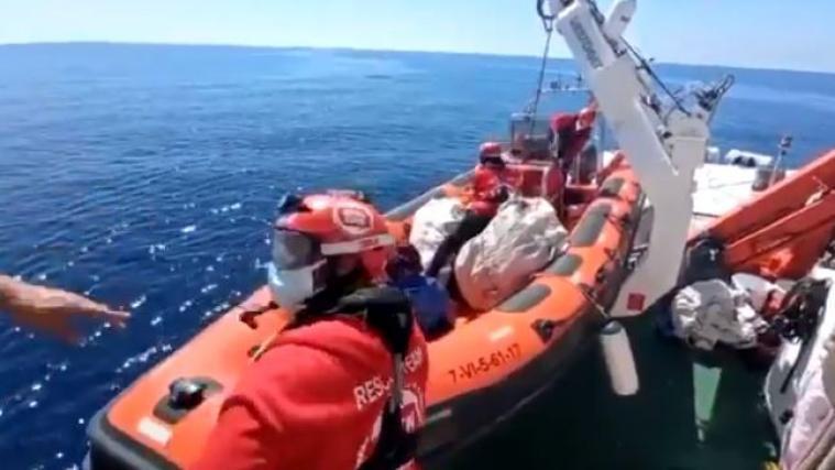 Seenotretter der „Open Arms“ haben eine schwangere Frau und ihren Bruder in Sicherheit gebracht.