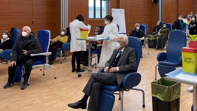 Sergio Mattarella ist am Dienstag gegen das Coronavirus geimpft worden.