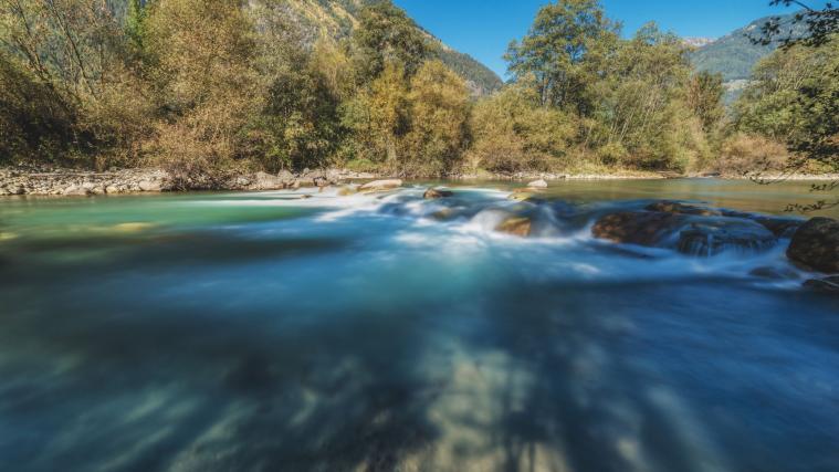 Südtiroler Flusslandschaft.