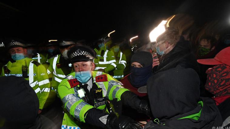 Teilweise gewaltsamer Polizeieinsatz sorgt für Aufregung in Großbritannien.