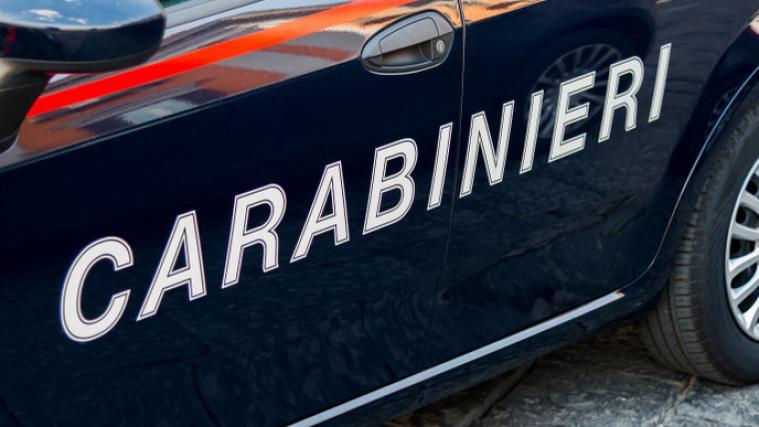 2 Carabinieri haben zufällig eine gestohlene antike römische Statue entdeckt.