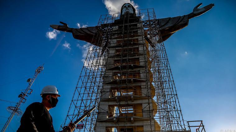 43 Meter hoch wird die Statue in Encantado.
