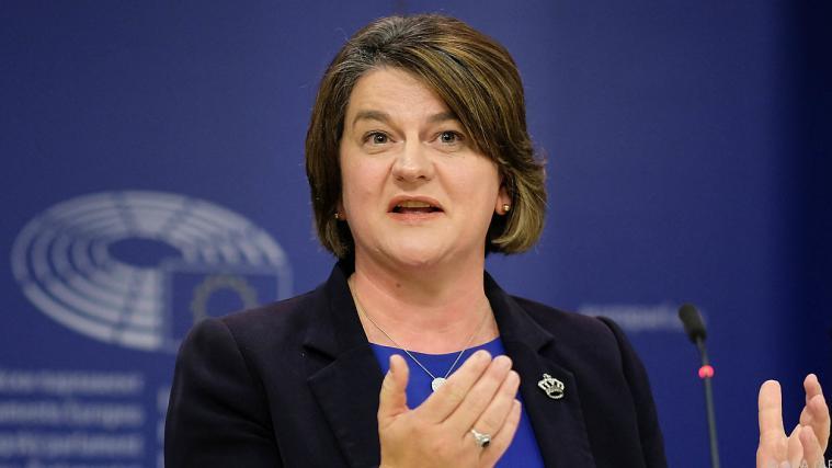 Arlene Foster gibt dem Druck nach.