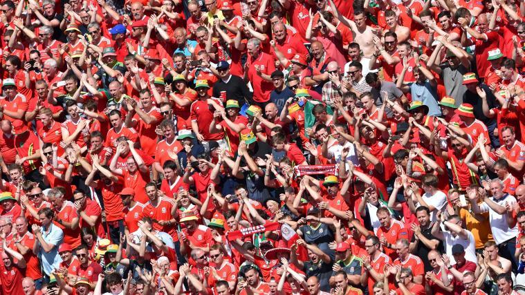 Bei der EM, die in 12 Städten ausgetragen wird, könnten wieder Fans in die Stadien dürfen.