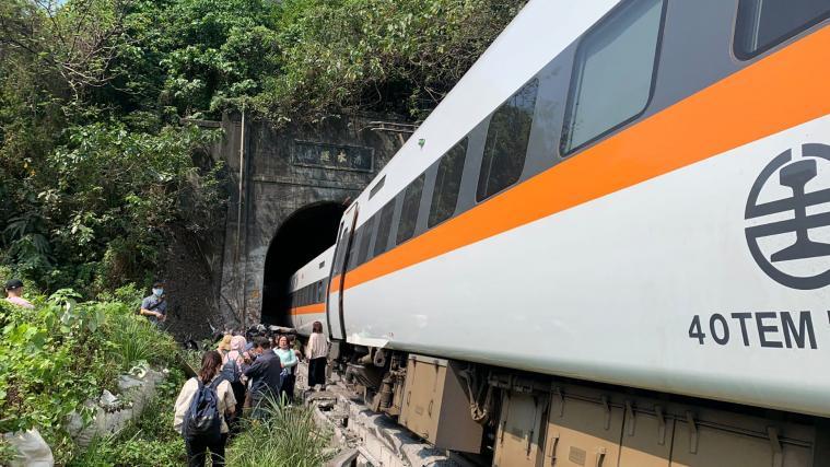 Bei einem Zugunglück in Taiwan kamen mindestens 48 Menschen ums Leben.