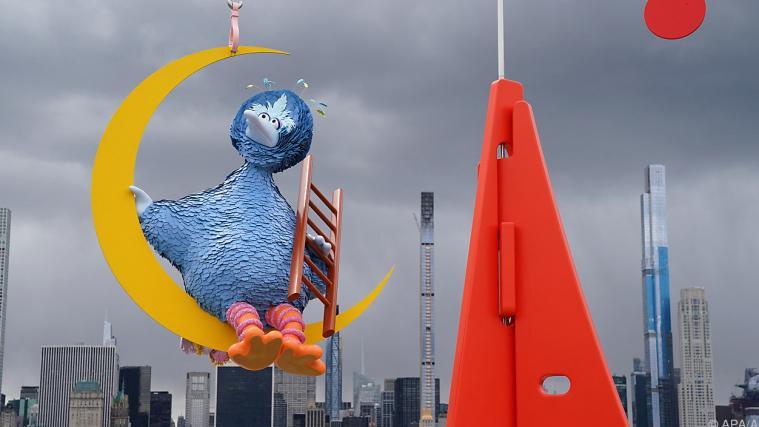 Da Cortes Kunstwerk vor der New Yorker Skyline..