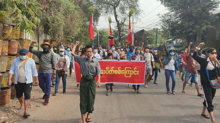 Demonstrierende in der Stadt Mandalay in Myanmar.