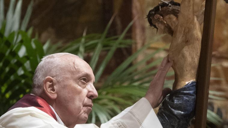 Der Papst bei der Kreuzverehrung.