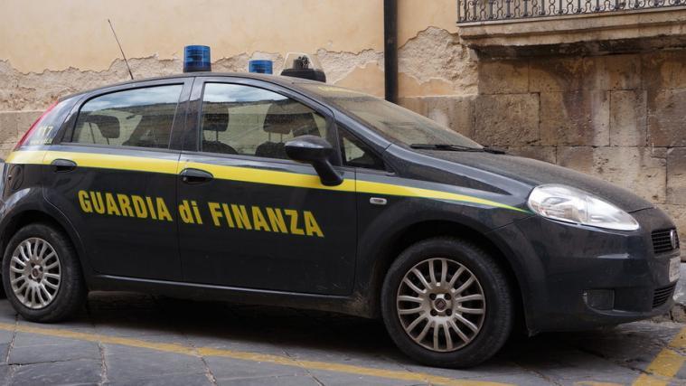 Die Finanzpolizei hat 21 Personen wegen Betrug festgenommen.