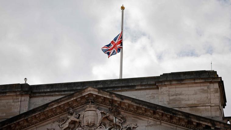 Die Flagge weht auf halbmast über Buckingham Palace.