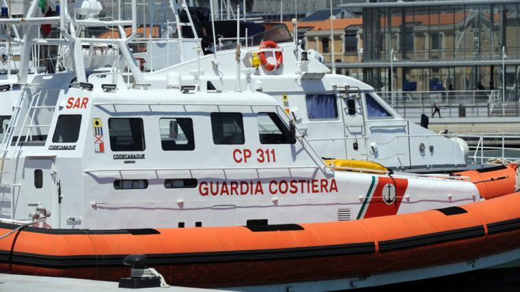Die italienische Küstenwache brachte die in Seenot geratenen Menschen in Sicherheit.