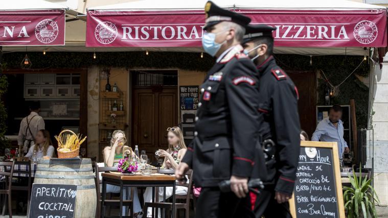 Die Lokale haben wieder geöffnet, Carabinieri und Co. kontrollieren die Einhaltung der Corona-Maßnahmen.