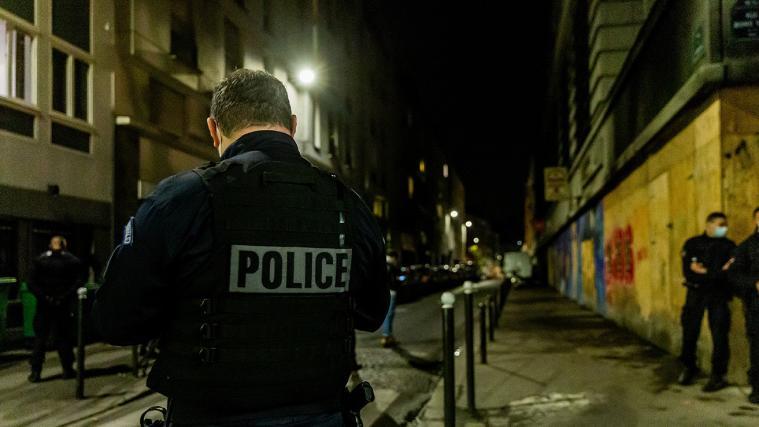 Die Polizei hat in Paris ein illegales Treffen aufgelöst.