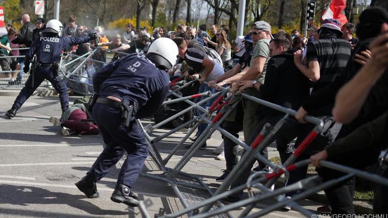 Die Polizei hatte am Samstag Mühe mit Teilnehmern einer Corona-Demo.