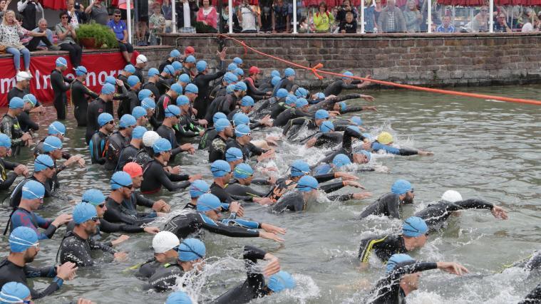 Ein Bild aus vergangenen Tagen: Heuer herrschen beim Triathlon am Kalterer See eigene Regeln.