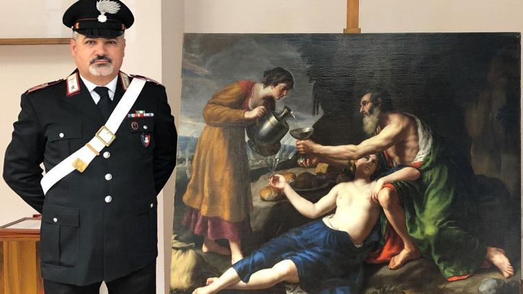 Ein Carabiniere präsentiert stolz das Gemälde.