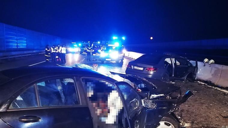 Ein Pkw soll auf ein stehendes Auto aufgefahren sein.